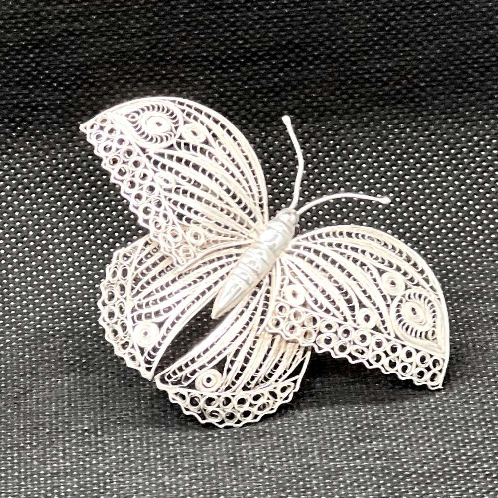 This is a beautiful hand made mexican sterling silver brooch.